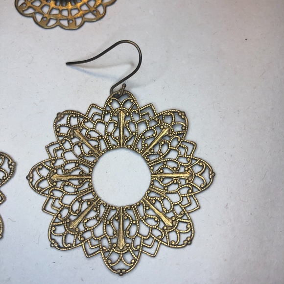 Set of 2 Floral Earrings - Picture 4 of 5